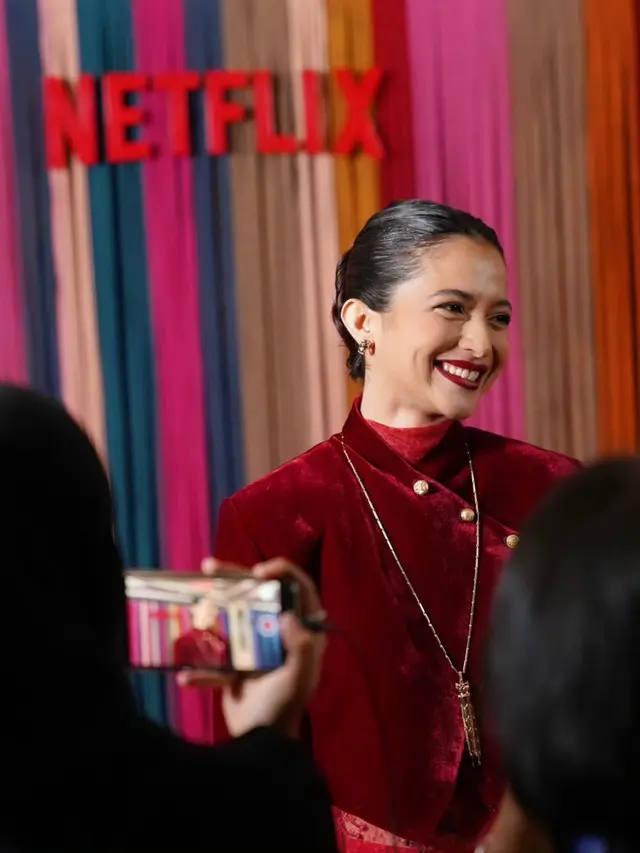 Pesona Bold dan Fearless Putri Marino Tiru Gaya Jeng Yah dengan Kebaya Janggan Merah