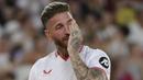 Sergio Ramos menyeka matanya saat perkenalan pemain baru Sevilla yang berlangsung di Stadion Ramon Sanchez Pizjuan, Sevilla, Rabu (06/09/2023) waktu setempat. Ramos kembali ke klub masa kecilnya, Sevilla setelah 18 tahun. (AFP/Cristina Quicler)