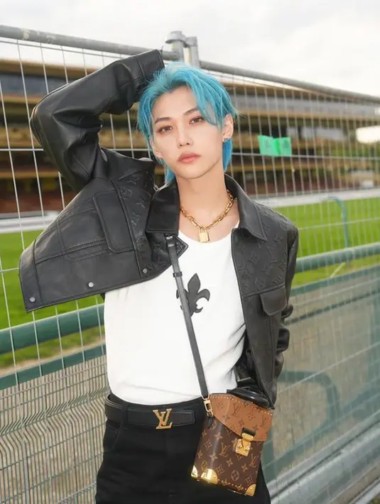 Tak kalah dengan member lainnya, Felix juga mengunggah beberapa foto terbarunya di akun Instagram. Brand ambassador dari Louis Vuitton ini bahkan berhasil mencuri perhatian penggemar dengan penampilannya yang menawan. (Liputan6.com/IG/@yong.lixx)