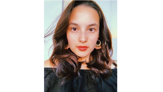 7 Gaya Chelsea Islan Tanpa Makeup, Tetap Memesona