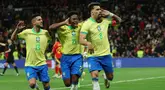 Pemain Brasil, Lucas Paqueta, melakukan selebrasi setelah mencetak gol ke gawang Spanyol pada laga persahabatan di Stadion Santiago Bernabeu, Rabu (27/3/2024). Kedua tim bermain sama kuat 3-3. (AFP/Pierre-Philippe Marcou)