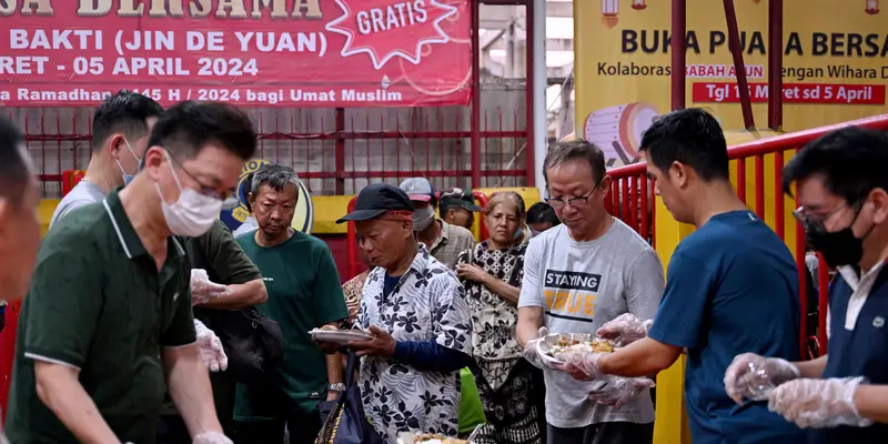 Jemaat Kelenteng Jin De Yuan Berbagi Makanan Gratis