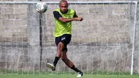 Cerita Ronny Beroperay: Putra Biak Andalan Persikabo yang Mengejar Magister Olahraga