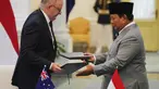 Presiden Republik Indonesia, Prabowo Subianto (kanan) dan Perdana Menteri Australia. Anthony Albanese, bertukar dokumen yang baru saja mereka tandatangani selama pertemuan di Istana Merdeka, Jakarta, Jumat 6 Februari 2026. (AP Photo/Achmad Ibrahim)