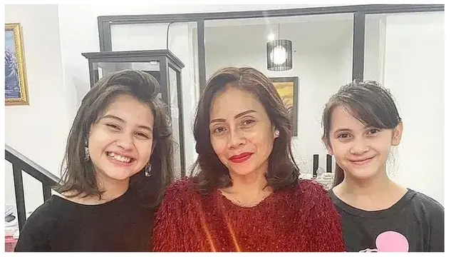 Ibunda Tuding Sandrinna Michelle Telah Dicuci Otak, Ini 8 Momen Kedekatan Keduanya