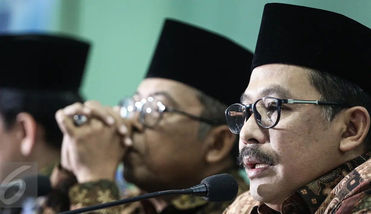 Wakil Ketua Umum MUI Zainut Tauhid Sa'adi (tengah) memberikan penyataan sikap MUI di Jakarta, Kamis (2/2). Pernyataan sikap tersebut terkait tudingan kepada KH Ma'ruf Amin dalam persidangan ke delapan kasus penodaan agama. (Liputan6.com/Faizal Fanani)