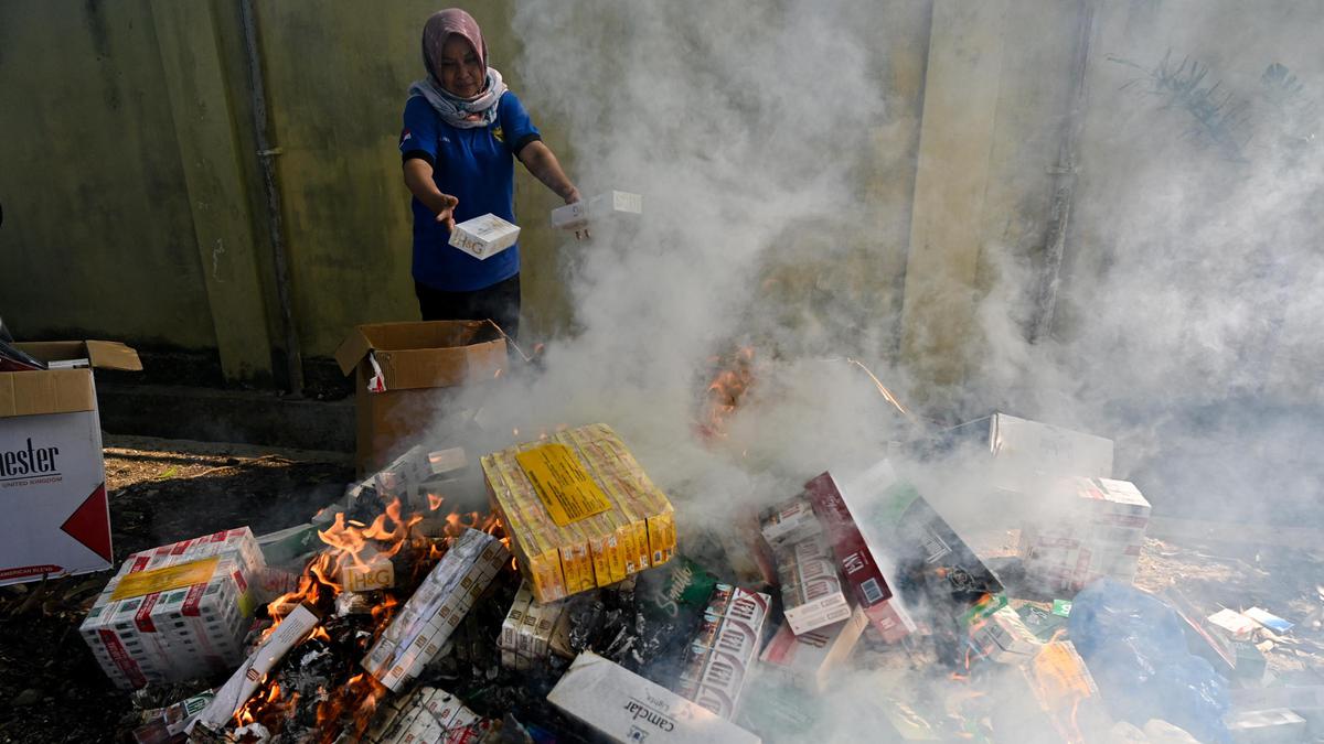 Ratusan Ribu Rokok Impor Ilegal Dimusnahkan
