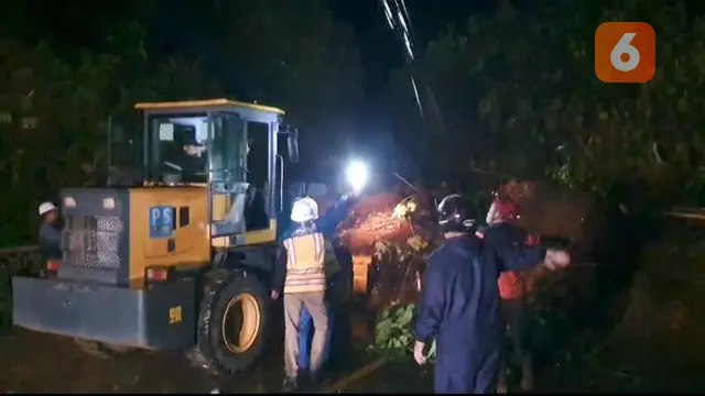 Alat berat mengavuaksi material longsor di Jalan Nasional Sukabumi-Bogor (Liputan6.com/Fira Syahrin).