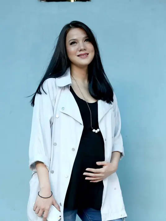 Sebelum anaknya lahir, ia juga banyak memanfaatkan waktu bersama dengan sang suami. Seperti belum lama ia melakukan perjalan babymoon ke London dan Amsterdam. (Nurwahyunan/Bintang.com)