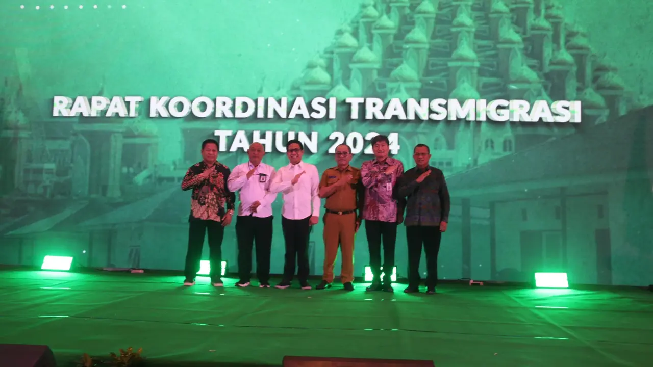Menteri Desa PDTT Abdul Halim Iskandar saat membuka Rapat Koordinasi Transmigrasi Tahun 2024 di Hotel Four Point, Makassar.