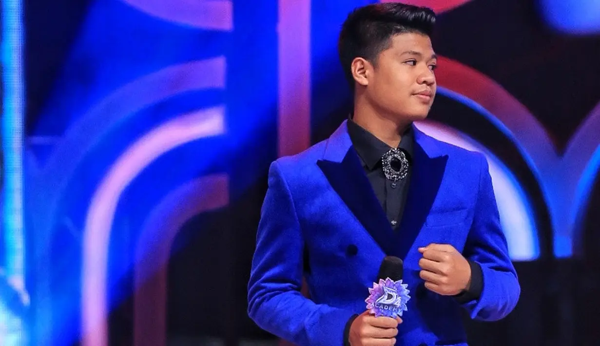 "Kalau Teguh lolos ke empat besar, bunda Inul berikan 10 juta rupiah. Uangnya ada di saya," kata Iis Dahlia. Konser Final Top 4 Besar Show D'Academy 4 berlangsung Kamis (27/4/2017) mulai pukul 18.30 hanya di Indosiar.(Adrian Putra/Bintang.com)