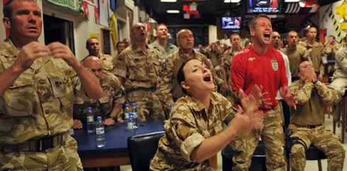 Reaksi tentara Inggris setelah Jerman mencetak gol di 16 besar PD 2010. Mereka nonton bareng di markas International Security Assistance Force (ISAF), kabul, 27 Juni 2010. AFP PHOTO / Massoud HOSSAINI 
