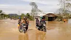 Pengendara sepeda motor melintasi jalan raya yang banjir usai terjangan topan Phanfone di Ormoc City, Provinsi Leyte, Filipina, Rabu (25/12/2019). Topan membuat jutaan warga di negara yang mayoritas beragama Katolik itu merayakan Natal dengan kesedihan. (RONALD FRANK DEJON/AFP)