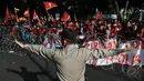 Seorang petugas tampak meminta kepada para mahasiswa untuk tidak melewati kawat berduri, Jakarta, (20/5/2015). Penjagaan ini sebagai antisipasi terjadinya kerusuhan aksi mahasiswa saat memperingati Harkitnas. (Liputan6.com/JohanTallo)