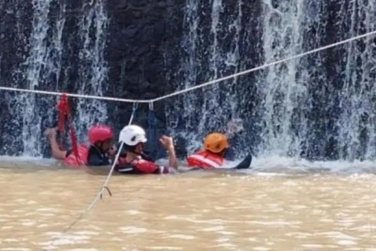 Tim SAR gabungan Kabupaten Cianjur menemukan jasad M (9), bocah laki-laki yang dilaporkan hanyut terbawa arus Sungai Ciharashas, Desa Ciharashas, Kecamatan Cilaku, Cianjur, Jawa Barat.