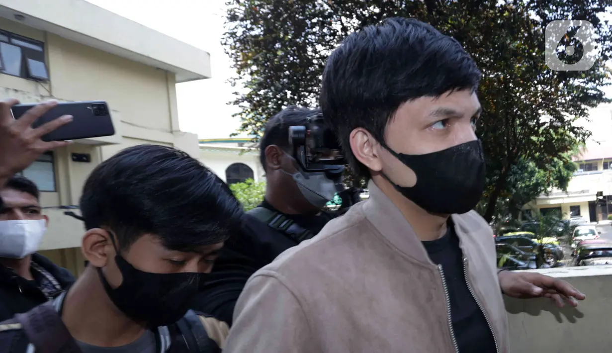 YouTuber Atta Halilintar tiba di Bareskrim Polri, Jakarta, Kamis (17/3/2022). Atta Halilintar menjalani pemeriksaan terkait kasus dugaan penipuan investasi trading binary option lewat platform Quotex dengan tersangka Doni Salmanan. (Liputan6.com/Herman Zakharia)