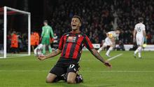 Striker Bournemouth, Joshua King, merayakan gol kemenangan atas MU pada laga Liga Premier Inggris di Stadion Vitality, Inggris, Sabtu (12/12/2015). (AFP/Ian Kington)