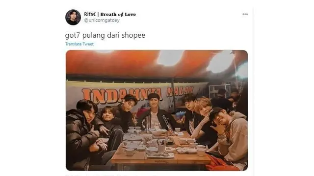 6 Potret Editan Idol Kpop Jajan di Pinggir Jalan, Cocok Jadi Warga Lokal