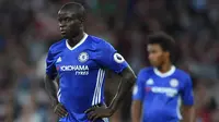 Gelandang Chelsea, N'Golo Kante, saat tampil melawan Arsenal pada laga Premier League di Stadion Emirates, London, Sabtu (24/9/2016). (EPA/Facundi Arrizabalaga)
