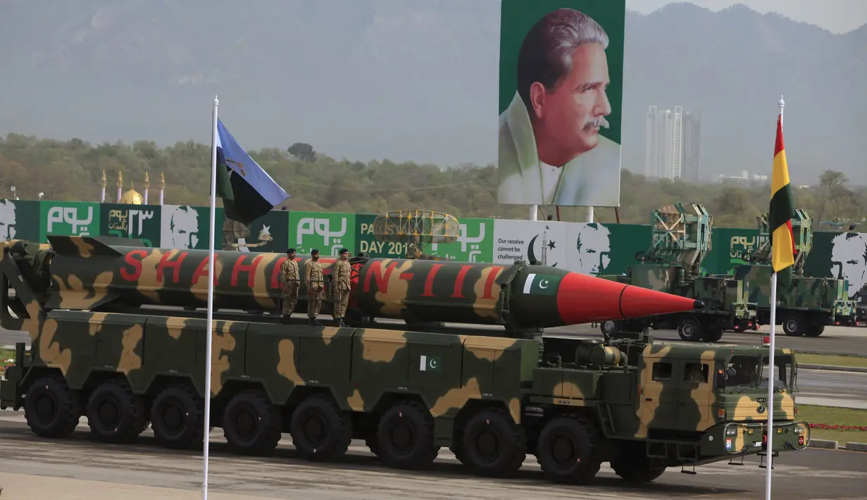 Rudal The Shaheen-III diarak saat parade Pakistan Day di Islamabad, (23/3). Pakistan Day merupakan hari untuk memperingati Resolusi Lahore 23 Maret 1940 dan pembentukan Republik Islam Pakistan. (REUTERS / Faisal Mahmood)