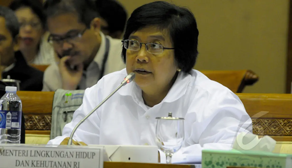 Menteri Lingkungan Hidup dan Kehutanan Siti Nurbaya mengikuti rapat kerja dengan komisi VII DPR RI, di Ruang rapat komisi VII, Komplek Parlemen, Senayan, Jakarta, Senin (09/02/2015). (Liputan6.com/Andrian M Tunay)