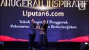 Pimpinan Redaksi Liputan6.com Elin Yunita (kanan) memberikan plakat kepada Bupati Kabupaten Trenggalek,  Mochamad Nur Arifin (kiri) saat acara Anugerah Inspiratif Liputan6.com di hotel Shangri La, Jakarta, Rabu (31/7/2024). Bupati Kabupaten Trenggalek menerima  penghargaan Tokoh Inspiratif Penggerak Pelestarian Ekosistem Berkelanjutan. (Liputan6.com/Herman Zakharia)