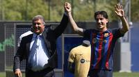 Klub La Liga, Barcelona resmi memperkenalkan pemain baru mereka Hector Bellerin dan Marcos Alonso di Ciutat Esportivo Joan Gamper, Barcelona. (AFP/Josep Lago)