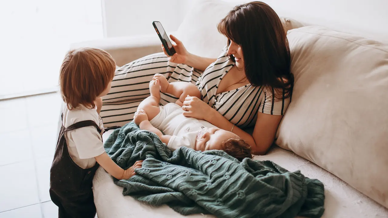 Screen Time Orangtua Perlu Dibatasi