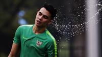 Kiper Timnas Indonesia U-22, Nadeo Argawinata, mengibaskan rambut saat latihan di Lapangan ABC, Jakarta, Senin (14/1). Latihan ini merupakan persiapan jelang Piala AFF U-22. (Bola.com/Vitalis Yogi Trisna)