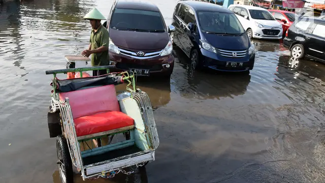 Drainase Buruk, Banjir Rob Genangi Kawasan Pelabuhan Tanjung Emas