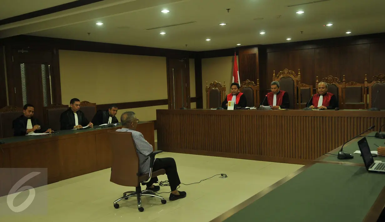 Terdakwa kasus dugaan korupsi pengadaan UPS, Alex Usman saat mendengarkan vonis hakim di Pengadilan Tipikor, Jakarta, Kamis (10/3/2016). Majelis Hakim menjatuhi hukuman kepada Alex Usman 6 tahun penjara dan denda Rp 500 juta. (Liputan6.com/Gempur M Surya)