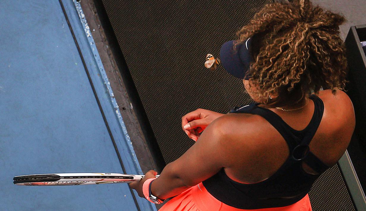 Seakan tak mau berpisah, kupu-kupu tersebut kembali hinggap di topi Naomi Osaka. Reaksi penyayang terhadap binatang tersebut mendapat pujian dari warga net. (Foto: AFP/David Gray)