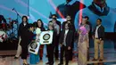Pemberian penghargaan diberikan oleh Ibu Achin dari Musica Studio kepada para penyanyi legendaris era 70-80 dan 90-an. (Adrian Putra/Bintang.com)