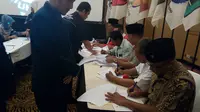 Perwakilan partai politik menandatangani berita acara penetapan anggota DPRD Kota Malang terpilih periode 2019 - 2024 (Liputan6.com/Zainul Arifin)