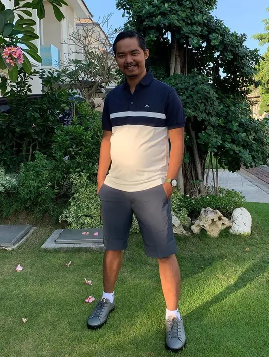 Meski sering tampil apa adanya di rumah, namun Dodit juga kerap bergaya santai yang casual. Penampilan santainya ini membuat pemilik zodiak Cancer terlihat lebih keren. Apalagi dengan setelah baju, celana dan sepatunya berwarna kalem yang cocok dipakainya. (Liputan6.com/IG/@dodit_mul)