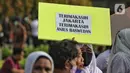 Warga membawa tulisan bertuliskan terimakasih Anies Baswedan di kawasan Bundaran HI, Jakarta, Minggu (16/10/2022). Hari terkahir menjabat sebagai Gubernur, Anies berkeliling dengan sepeda menuju Balai Kota. (Liputan6.com/Angga Yuniar)