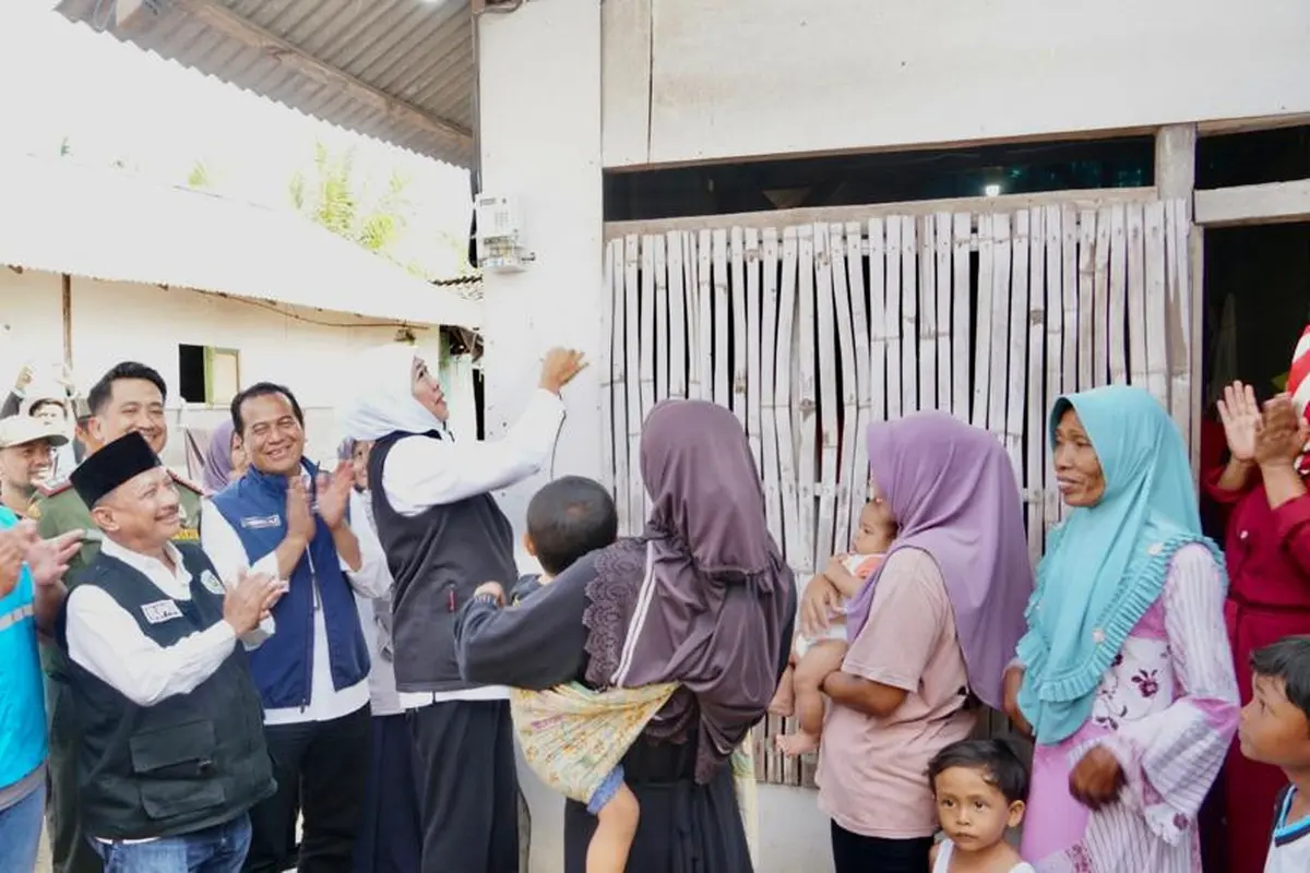 Khofifah menyalakan listrik rumah warga di Situbondo. (Istimewa)