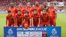 Hasil ini menempatkan Persija di posisi dua klasemen usai mengumpulkan 35 poin dari 16 pertandingan. Sementara, Persijap menghuni zona degradasi lantaran baru mengoleksi 9 nilai dalam 16 laga. Tampak dalam foto, pemain Persija berfoto bersama sesaat sebelum laga pekan ke-16 BRI Super League 2025/2026 melawan Persijap di Stadion Utama Gelora Bung Karno (SUGBK), Jakarta, Sabtu (3/1/2026). (Bola.com/Abdul Aziz)