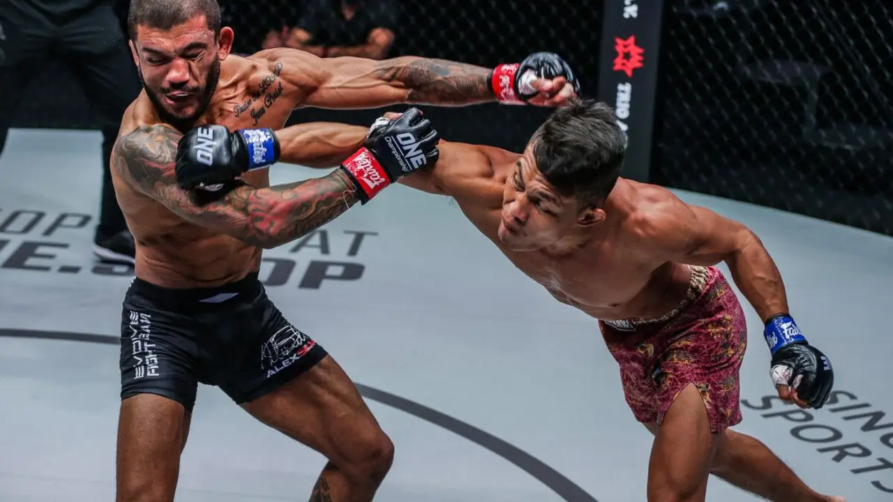 Duel ONE Championship antara Adrian Mattheis dan Alex Silva