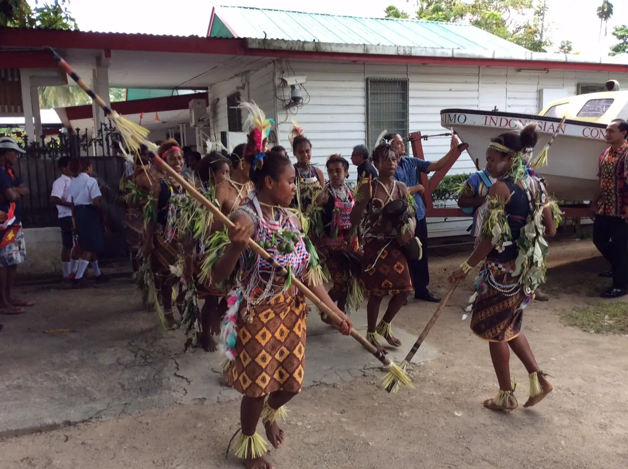 Anak-anak SMP ini bergerak dinamis menarikan Tari Baio, menyambut kerjasama RI-Papua New Guinea. (foto : Liputan6.com / khatarina lita)