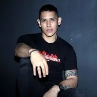 Memiliki badan tinggi kekar dengan banyak tato itulah gambaran pemeran Genindra Bimo. Aktor yang sering terlihat di film laga. Lantas seperti apa gaya suami Andrea Dian itu saat tampil feminim. (Nurwahyunan/Bintang.com)