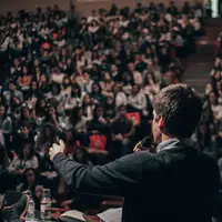 Ilustrasi berbicara di depan umum/Copyright unsplash/Miguel Henriques