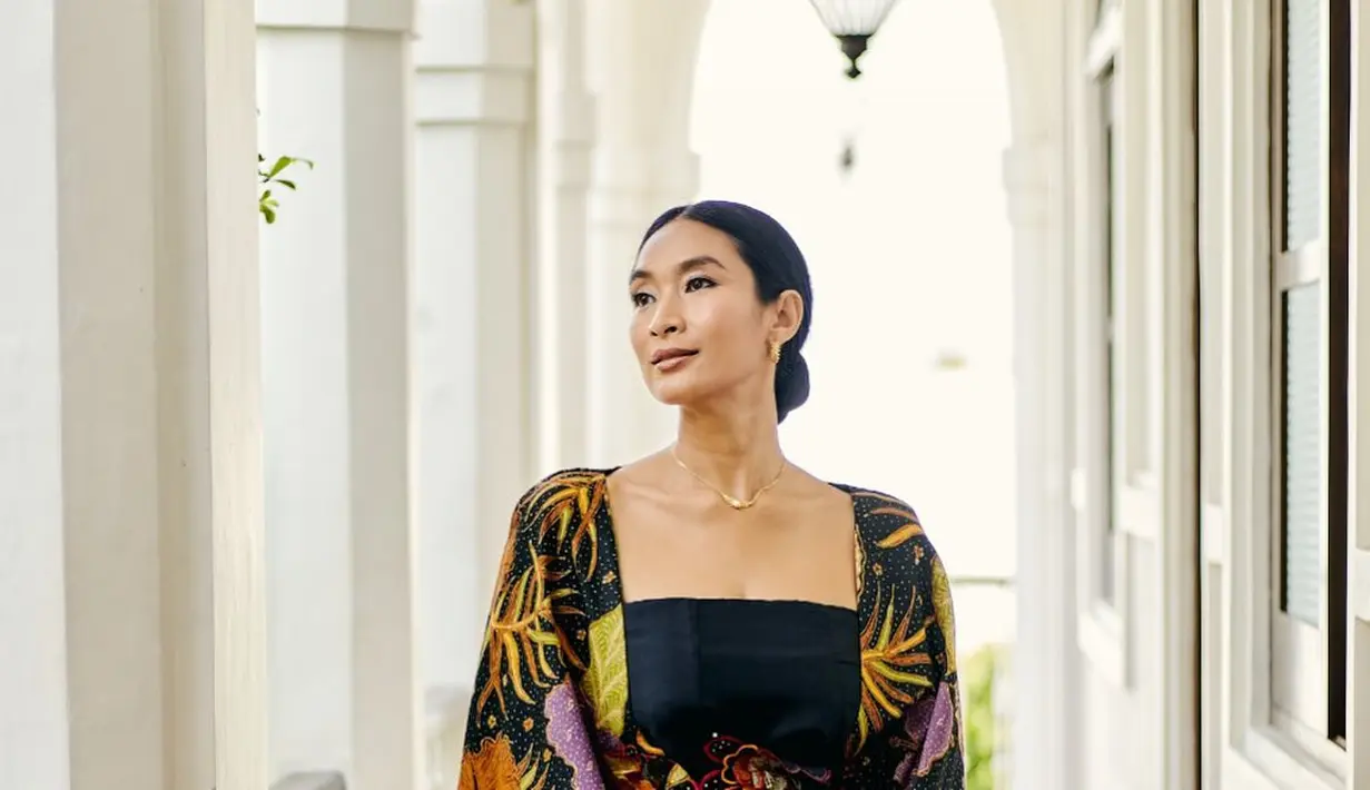 Happy Salma dikenal tidak hanya sebagai seorang seniman berbakat, tetapi juga sebagai sosok yang sangat mencintai budaya Indonesia, salah satunya melalui wastra Nusantara.  [@happysalma].