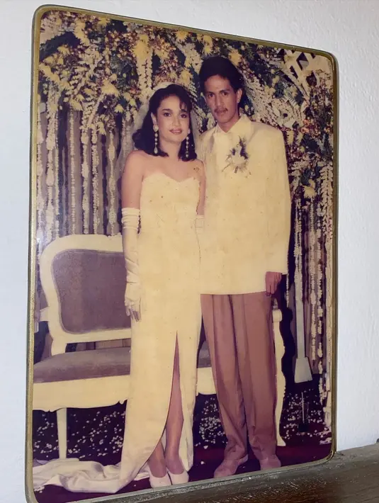 Desainer Jeffry Tan memoles gaun pengantin berpotongan strapless jadi lebih modern. Dengan menambahkan beads romantis dan veil panjang yang dramatis. [@miktambayong]
