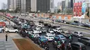 Kendaraan terjebak kemacetan di kawasan Senayan, Jakarta, Sabtu (25/8). Diberlakukannya rekayasa lalu lintas serta tingginya antusias warga menonton Asian Games 2018 menyebabkan sekitar Senayan mengalami kemacetan. (Liputan6.com/Immanuel Antonius)
