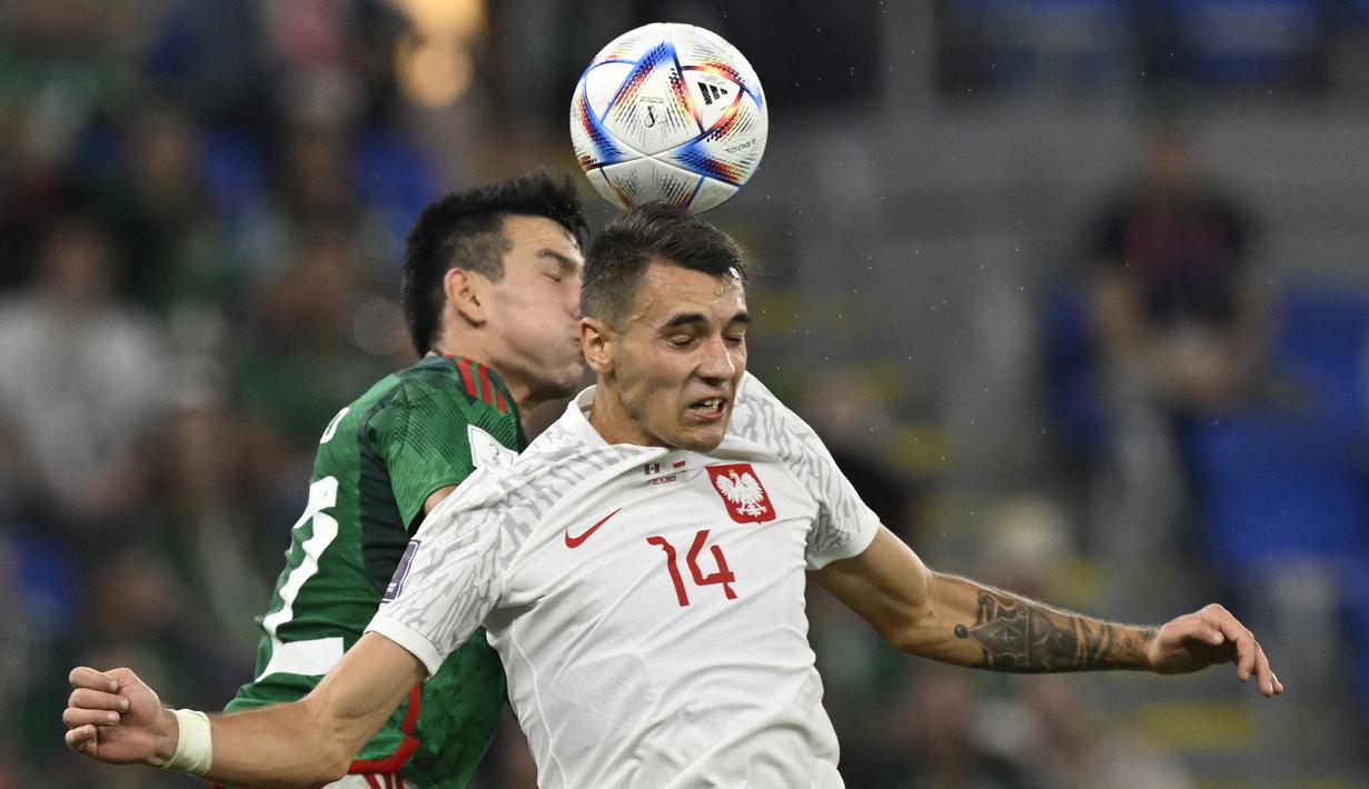 Jakub Kiwior. Arsenal akhirnya resmi mendapatkan bek tengah Polandia berusia 22 tahun, Jakub Kiwior dari Spezia pada 23 Januari 2023 dengan mahar senilai 25 juta euro atau setara Rp407 miliar. Pemain yang tampil impresif bersama Timnas Polandia pada Piala Dunia 2022 lalu ini dikontrak The Gunners dengan durasi lima setengah tahun hingga 30 Juni 2028. (AFP/Alfredo Estrella)