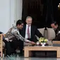 Presiden Jokowi, CEO Softbank, Masayoshi Son dan mantan Perdana Menteri Inggris Tony Blair, di Istana Kepresidenan Jakarta, Jumat (28/2/2020). (Biro Pers Istana)