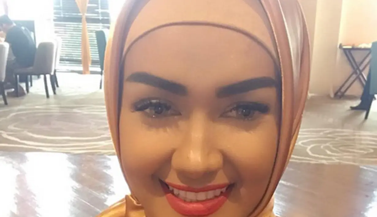 Seperti diketahui, Jupe kini sedang proses penyembuhan penyakit serviks. Meski menerima banyak cobaan ikhlas menerimanya. Di Tanah Suci, Jupe akan bersimpuh memohon ampunan dan memanjatkan doa demi kesembuhan penyakitnya. (Instagram/juliaperrezz)