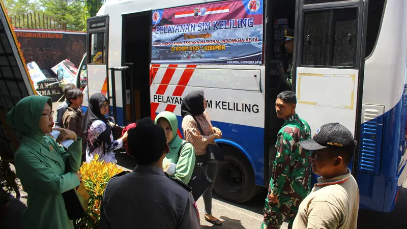 Polres menggratiskan perpanjangan SIM untuk Anggota Kodim 0709 Kebumen pada HUT ke-74 TNI, 2019. (Foto: Liputan6.com/Polres KebumenMuhamad Ridlo)