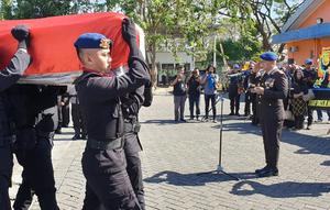 Evakuasi jenazah Briptu Haedar, polisi di Papua yang ditembak KKB di Kabupaten Puncak. (Liputan6.com/Polda Papua/Katharina Janur)